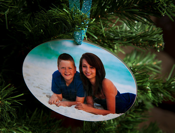 oval on tree